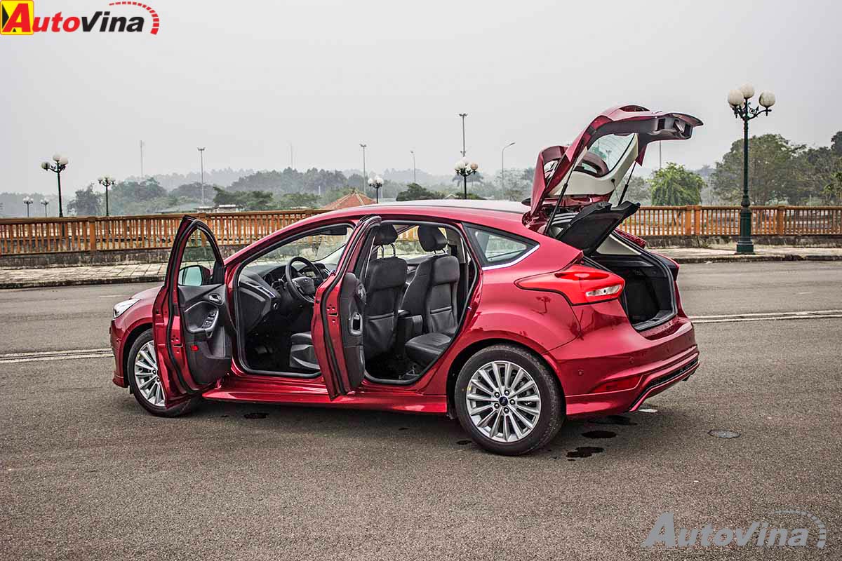 Ford Focus mới cho chúng tôi một cảm giác lái tuyệt vời. Từ lúc chỉ cần luồn tay qua tay nắm cửa, cửa đã được mở, gương chiếu hậu cũng tự động mở ra. Bước vào trong xe, ghế ngồi ôm gọn lưng tạo sự yên tâm và an toàn. Đặc biệt Ford Focus mới có thể dễ dàng “chiều” được tất cả mọi người, từ người mới tập lái cho đến những chuyên gia thử xe kỳ cựu. Ford Focus mới cho chúng tôi một cảm giác lái tuyệt vời. Từ lúc chỉ cần luồn tay qua tay nắm cửa, cửa đã được mở, gương chiếu hậu cũng tự động mở ra. Bước vào trong xe, ghế ngồi ôm gọn lưng tạo sự yên tâm và an toàn. Đặc biệt Ford Focus mới có thể dễ dàng “chiều” được tất cả mọi người, từ người mới tập lái cho đến những chuyên gia thử xe kỳ cựu.