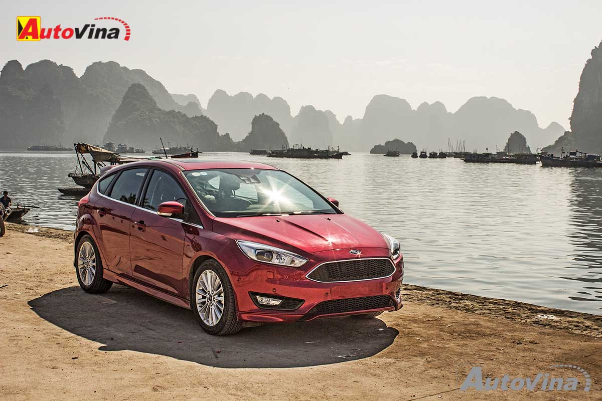 Một điểm khá thú vị nữa là Ford Focus mới được chú trọng hơn về tính năng vận hành an toàn. Để trải nghiệm kỹ hơn tính năng này của Ford Focus mới, chúng tôi chọn một địa điểm khá rộng rãi, cách xa các tuyến giao thông công cộng Một điểm khá thú vị nữa là Ford Focus mới được chú trọng hơn về tính năng vận hành an toàn. Để trải nghiệm kỹ hơn tính năng này của Ford Focus mới, chúng tôi chọn một địa điểm khá rộng rãi, cách xa các tuyến giao thông công cộng