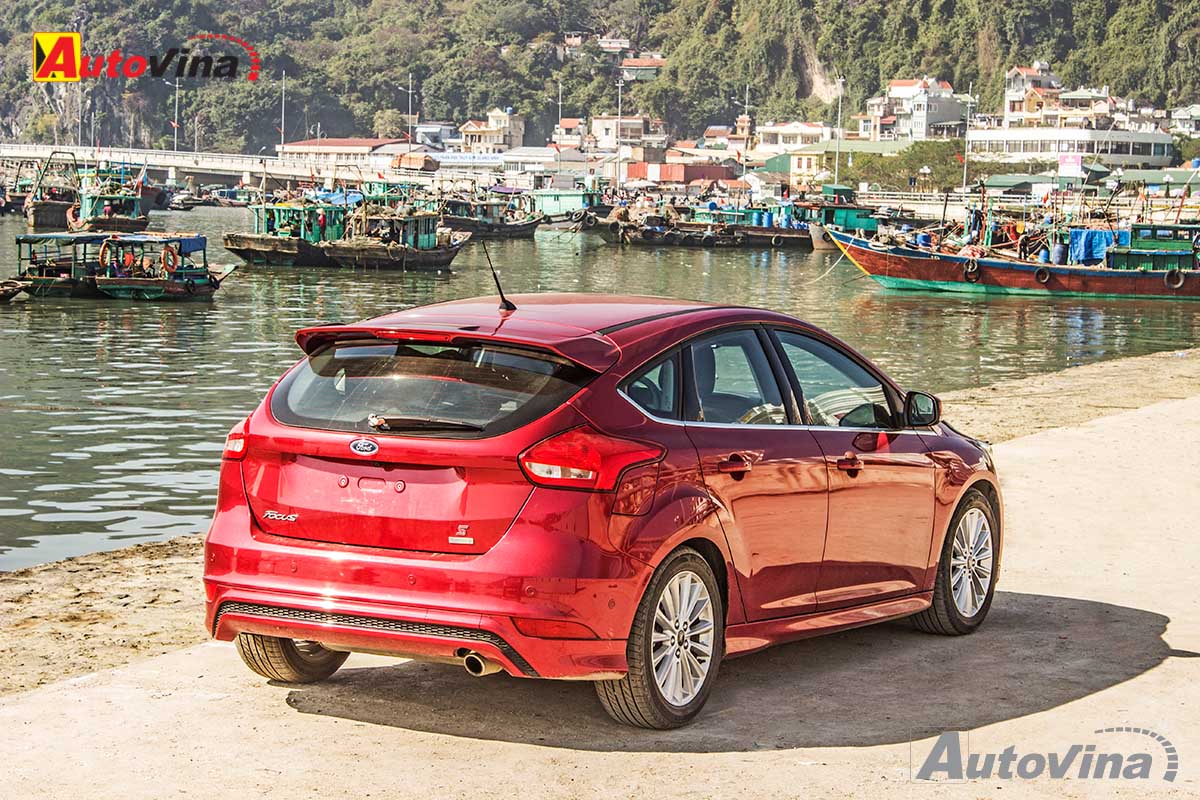 Một điểm nổi trội nữa được thể hiện khá rõ trên chiếc Ford Focus mới, đó là độ cách âm cũng được nâng cấp tốt hơn, tạo được một không gian êm dịu hơn cho người lái cũng như các thành viên khác trên xe. Một điểm nổi trội nữa được thể hiện khá rõ trên chiếc Ford Focus mới, đó là độ cách âm cũng được nâng cấp tốt hơn, tạo được một không gian êm dịu hơn cho người lái cũng như các thành viên khác trên xe.