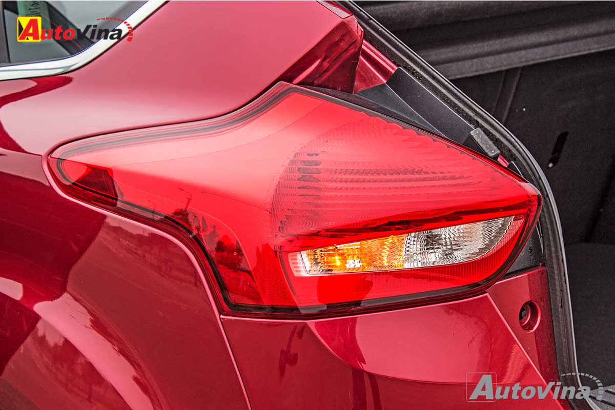 Phía đuôi xe, cửa sau với các bề mặt trơn mượt được sắp xếp lại, cụm đèn hậu mỏng hơn và cánh lướt gió sau thiết kế căng vồng để tăng tính khí động học Phía đuôi xe, cửa sau với các bề mặt trơn mượt được sắp xếp lại, cụm đèn hậu mỏng hơn và cánh lướt gió sau thiết kế căng vồng để tăng tính khí động học