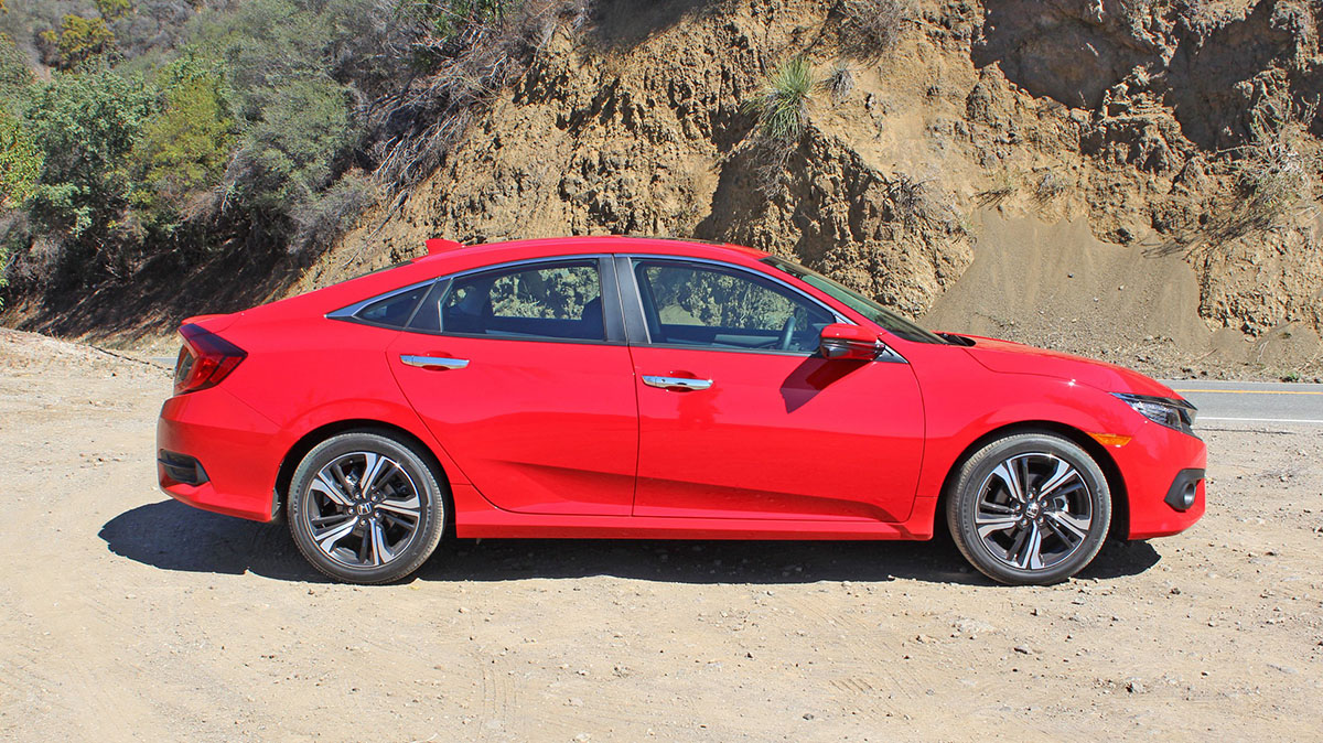 Review nhanh Honda Civic 2016 Honda Civic 2016 có kiểu dáng thể thao, mạnh mẽ hơn