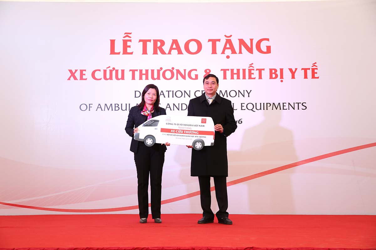 lễ trao tặng xe cứu thương