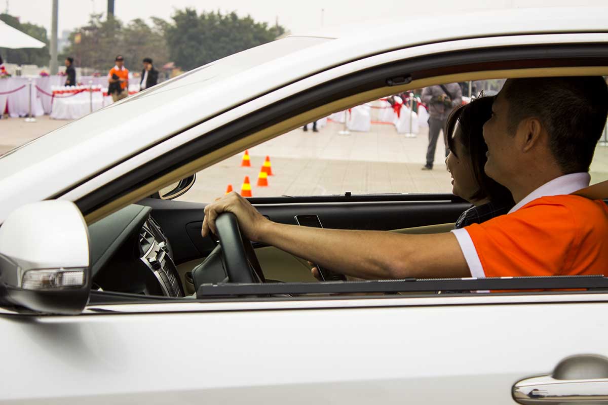 cách khách tham dự trò chơi lái xe an toàn