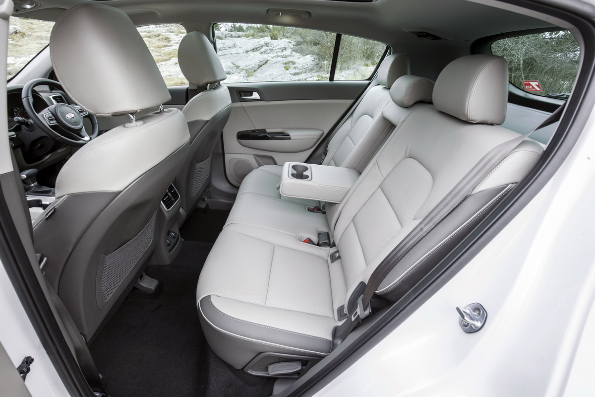 khoang sau kia sportage 2016