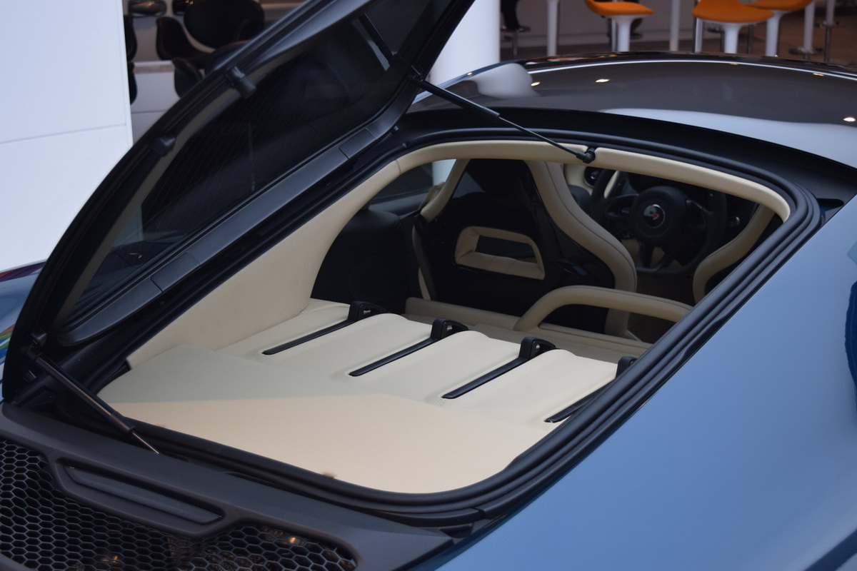 McLaren 570GT tại Geneva Motor Show 2016 khoang sau McLaren 570GT tại Geneva Motor Show 2016
