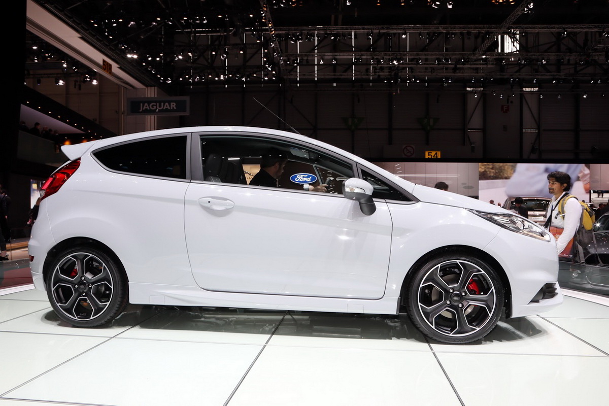 hình ảnh ngang ford fiesta ST200 tại geneva motor show 2016