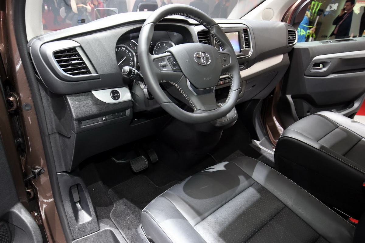 nội thất toyota Proace Verso