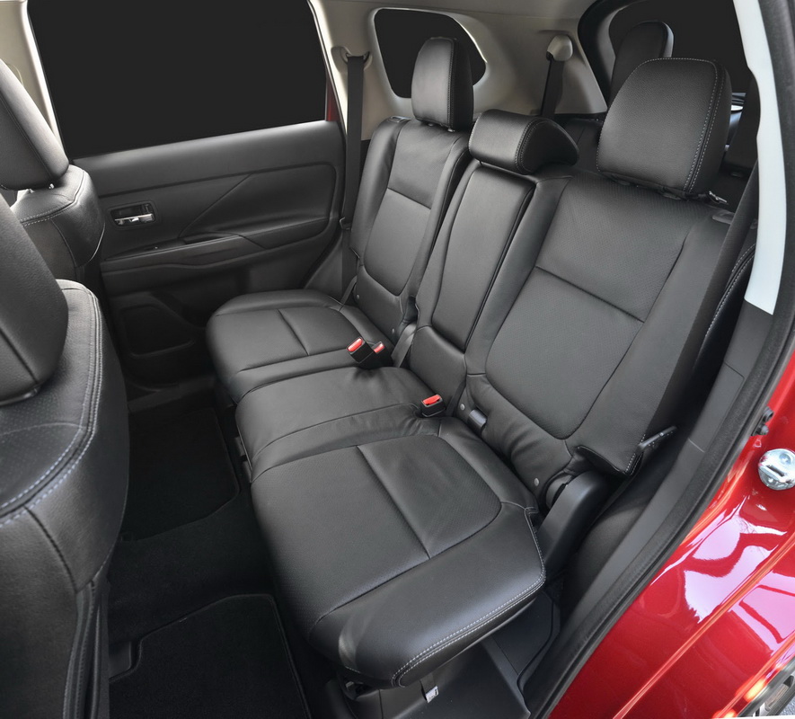 khoang sau mitsubishi outlander 2016