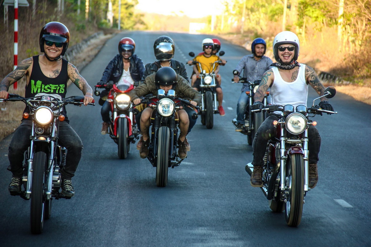 hình ảnh rocker trần lập và xe mô tô