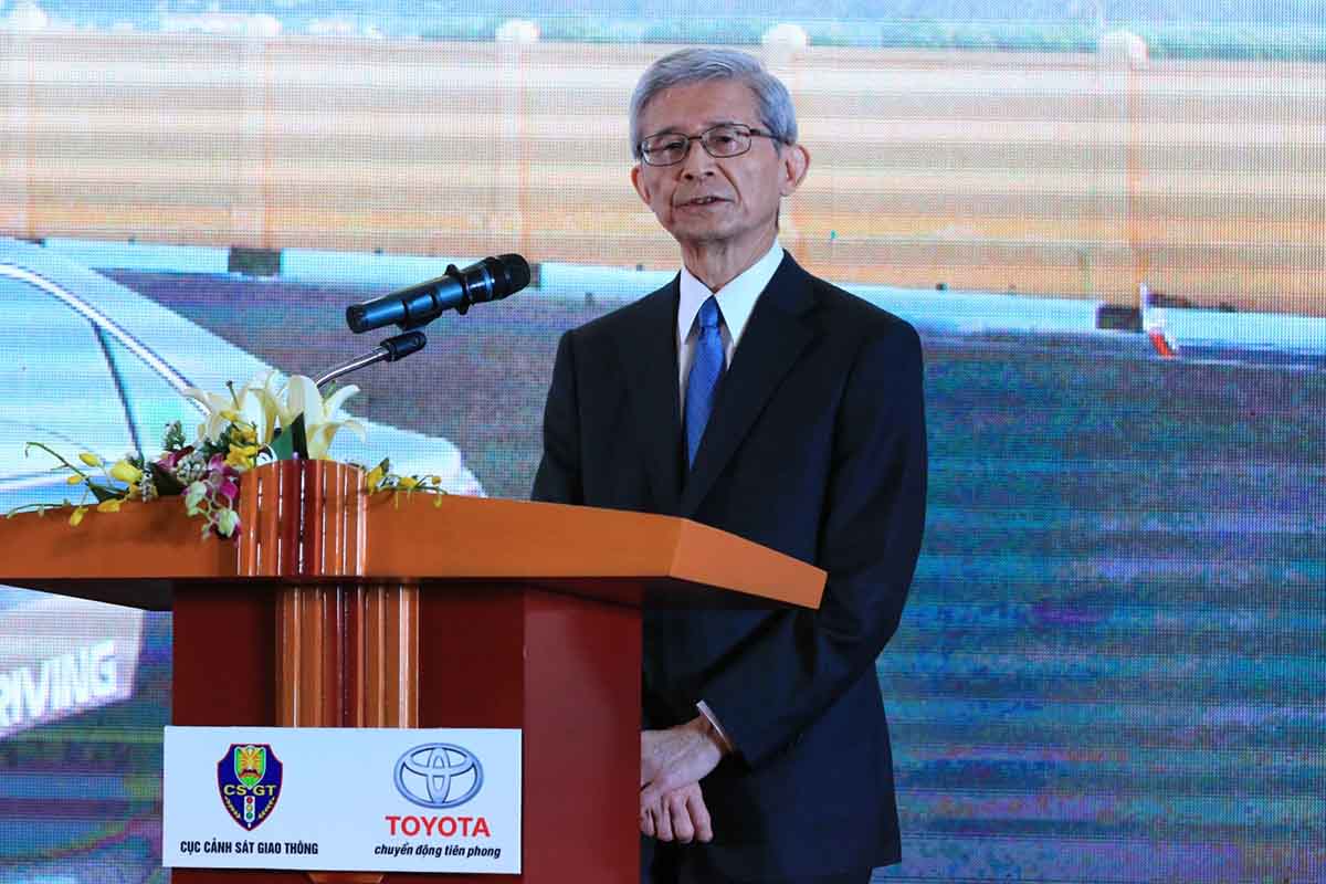 Toyota giúp đào tạo Giảng viên lái xe an toàn Ông Nobuyori Kodaira - Phó Chủ tịch cấp cao TMC nói: “Với việc hỗ trợ chương trình này, chúng tôi hy vọng rằng chúng tôi có thể giúp Việt Nam bằng việc truyền đạt những kỹ năng và ý thức lái xe an toàn mà chúng tôi đã tích lũy được tại Trung tâm đào tạo Mobilitas trong nhiều năm qua, đến 8 giảng viên nòng cốt đại diện cho Việt Nam. Việt Nam là một quốc gia có một nền văn hóa giàu lòng nhân ái, tôn trọng giá trị gia đình và người lớn tuổi, vì vậy, tôi tin rằng tinh thần của Toyota về lái xe an toàn sẽ được nhân rộng trong toàn xã hội. Tôi hy vọng rằng 8 giảng viên nòng cốt, trong quá trình triển khai chương trình, sẽ đóng góp thêm những ý kiến để hoàn thiện chương trình được tốt hơn, đáp ứng nhu cầu xã hội và phù hợp hơn với tình hình giao thông của Việt Nam”.