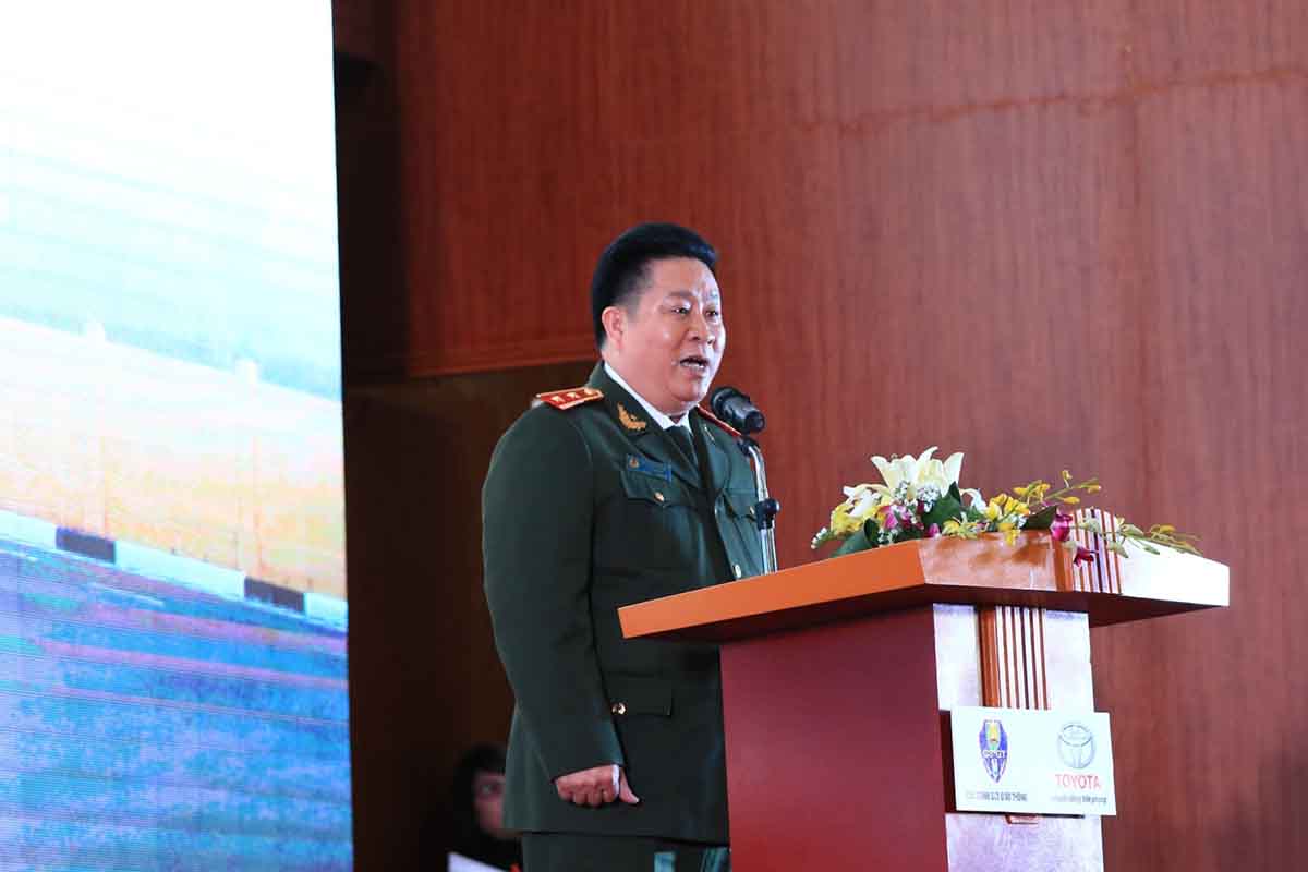 “Đây là một chương trình thiết thực, đầy ý nghĩa góp phần cải thiện tình hình giao thông và vun đắp mối quan hệ hữu nghị Việt Nam - Nhật Bản mà 2 nhà nước đã xây dựng hơn 40 năm qua. Bộ Công An mong muốn nhân rộng mô hình đào tạo nâng cao kỹ năng lái xe an toàn cho cán bộ chiến sỹ trực tiếp tham gia làm nhiệm vụ đảm bảo TTATGT của lực lượng CSGT và các lực lượng khác có liên quan để rồi lan toả toàn xã hội.” Thứ trưởng Bộ Công An Bùi Văn Thành phát biểu tại buổi Lễ Tốt nghiệp. “Đây là một chương trình thiết thực, đầy ý nghĩa góp phần cải thiện tình hình giao thông và vun đắp mối quan hệ hữu nghị Việt Nam - Nhật Bản mà 2 nhà nước đã xây dựng hơn 40 năm qua. Bộ Công An mong muốn nhân rộng mô hình đào tạo nâng cao kỹ năng lái xe an toàn cho cán bộ chiến sỹ trực tiếp tham gia làm nhiệm vụ đảm bảo TTATGT của lực lượng CSGT và các lực lượng khác có liên quan để rồi lan toả toàn xã hội.” Thứ trưởng Bộ Công An Bùi Văn Thành phát biểu tại buổi Lễ Tốt nghiệp.