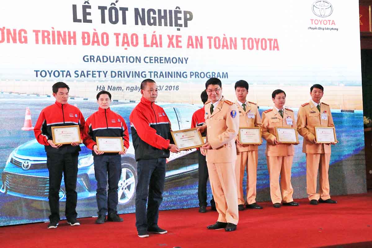 Trao tặng Chứng nhận tốt nghiệp cho các giảng viên Trao tặng Chứng nhận tốt nghiệp cho các giảng viên