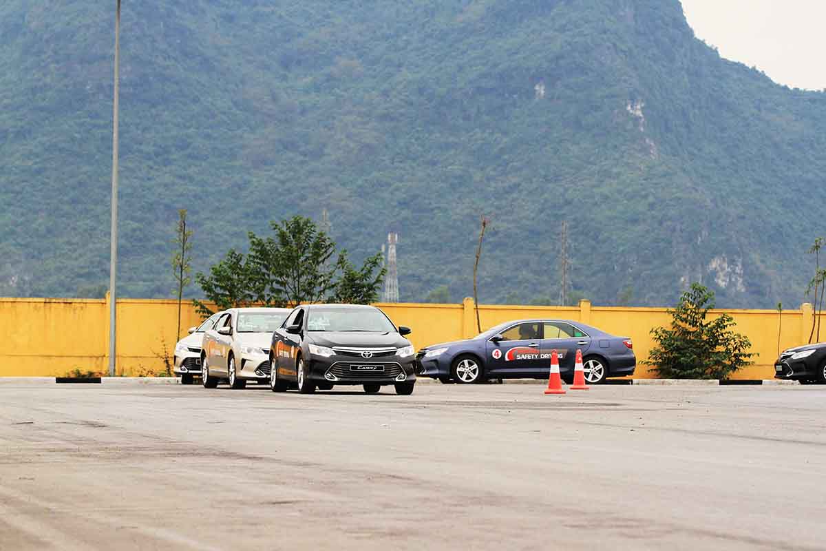 Toyota giúp đào tạo Giảng viên lái xe an toàn Chương trình gồm 5 khóa đào tạo từ cơ bản đến nâng cao. 3 khóa cơ bản về kiến thức và kỹ năng lái xe an toàn như: Kiểm tra cấu trúc xe, Hành vi lái xe, Xử lý-tăng tốc-phanh, Kinh nghiệm về phanh khẩn cấp, giải thích đơn tĩnh về tầm nhìn của trẻ em và người già khi tham gia giao thông, ứng dụng của vật liệu phản quang….và 2 khóa nâng cao nhằm kiểm tra, đánh giá: Độ ổn định khi lái xe; Lái xe ở tốc độ cao, Xử lý tình huống, Phanh khẩn cấp, Lái xe theo sa hình,…