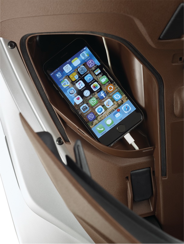 cổng sạc usb trên piaggio medley abs 2016