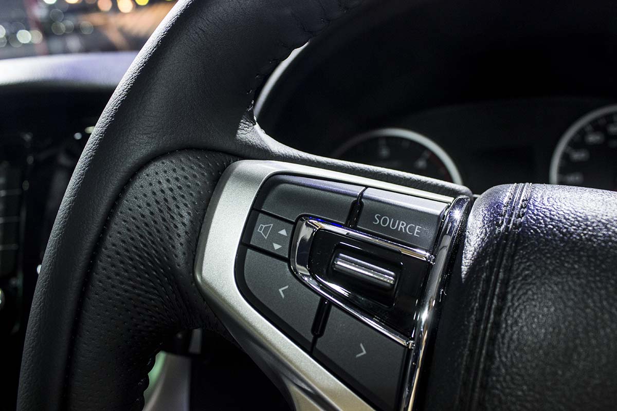 vô lăng bên trái mitsubishi triton GLS Limited Edition