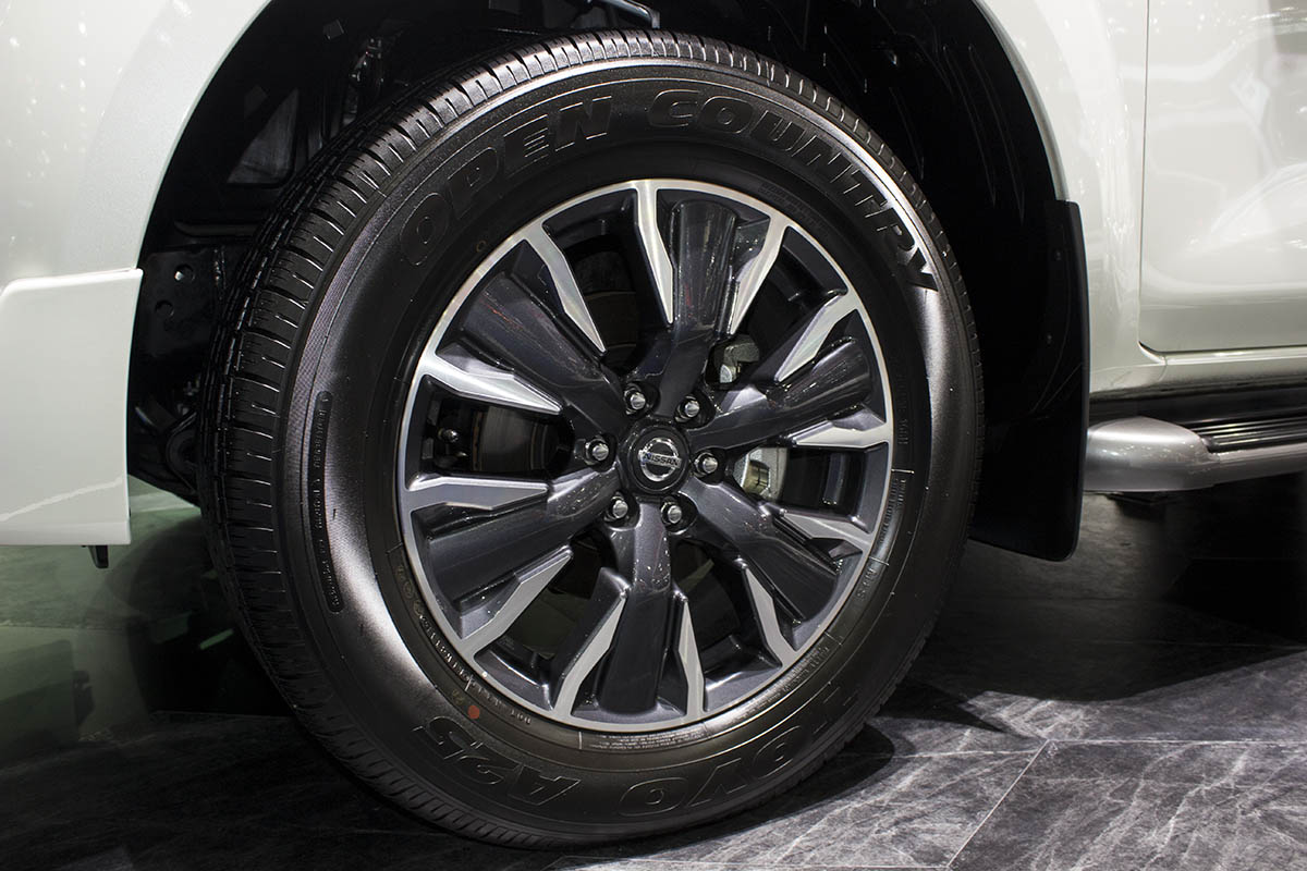 bánh xe nissan np300 navara sportech tại bangkok motor show 2016