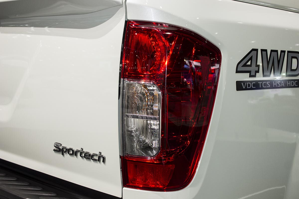 đèn hậu nissan np300 navara sportech tại bangkok motor show 2016