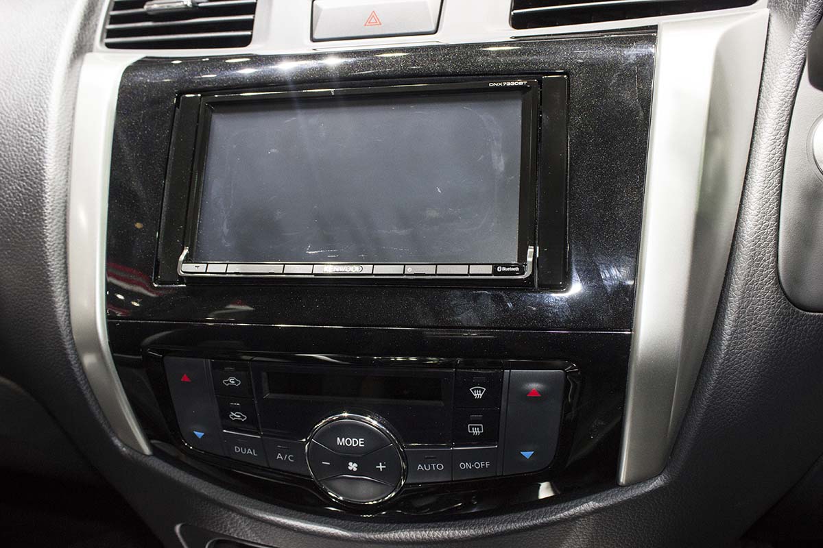 màn hình nissan np300 navara sportech tại bangkok motor show 2016