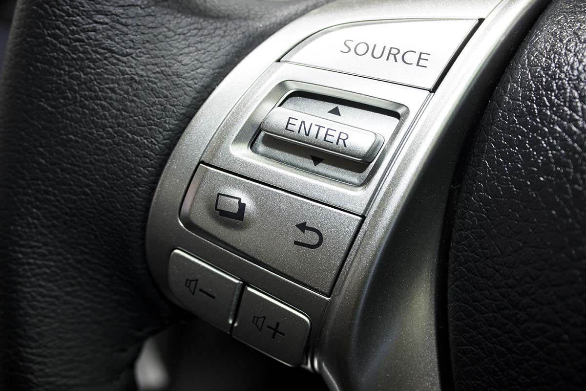 nissan np300 navara sportech tại bangkok motor show 2016 các nút trên vô lăng nissan np300 navara sportech tại bangkok motor show 2016