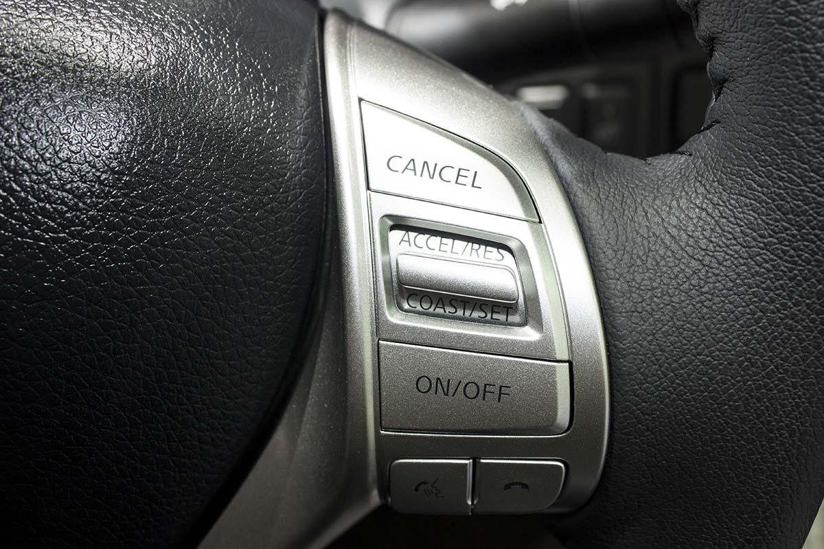 thêm một số nút trên vô lăng nissan np300 navara sportech tại bangkok motor show 2016