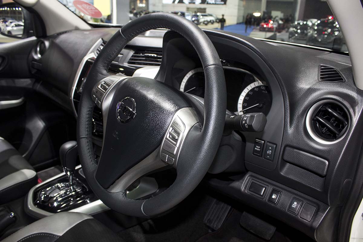 nissan np300 navara sportech tại bangkok motor show 2016 cận cảnh khoang lái nissan np300 navara sportech tại bangkok motor show 2016