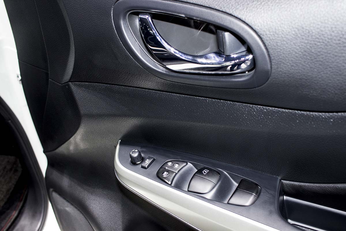 nút trên cánh cửa nissan np300 navara sportech tại bangkok motor show 2016