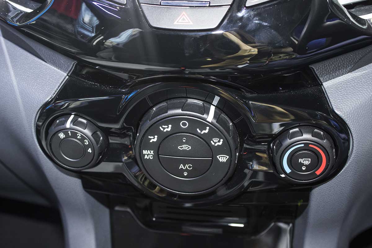 ford ecosport black edtion tại bangkok motor show 2016 nút chỉnh điều hòa ford ecosport black edtion tại bangkok motor show 2016