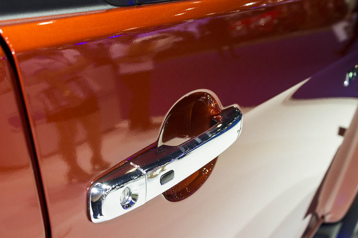 cánh cửa Isuzu D-Max V-Cross Limited 2016