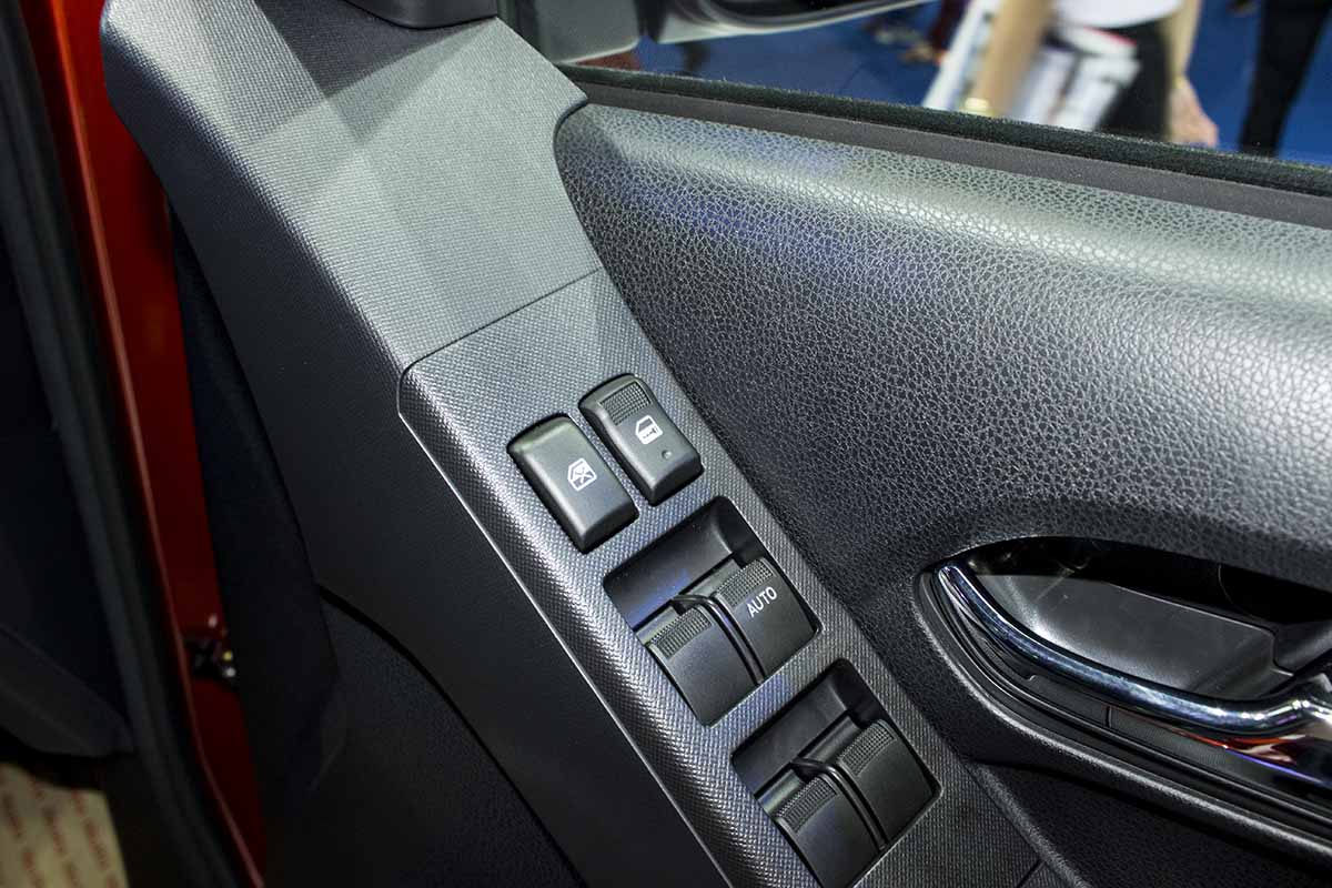 tay nắm cửa trong Isuzu D-Max V-Cross Limited 2016