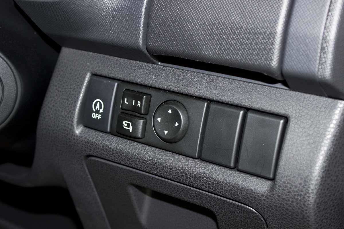 nút bấm Isuzu D-Max V-Cross Limited 2016