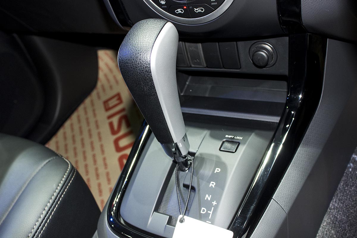 cần số Isuzu D-Max V-Cross Limited 2016