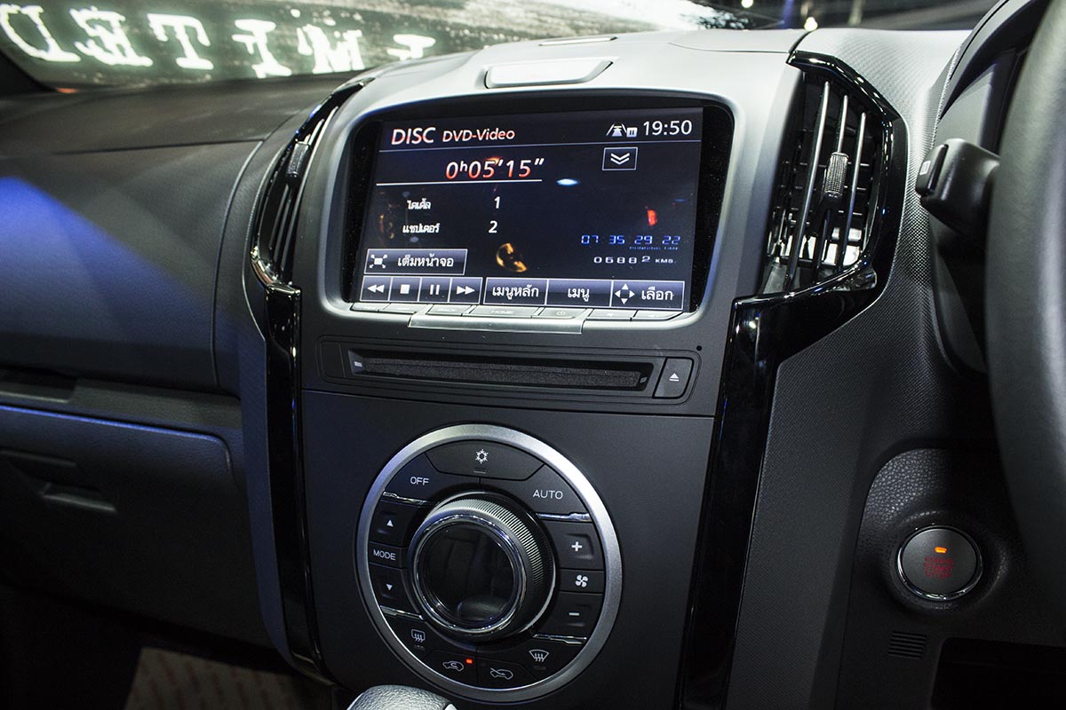 màn hình hiển thị Isuzu D-Max V-Cross Limited 2016
