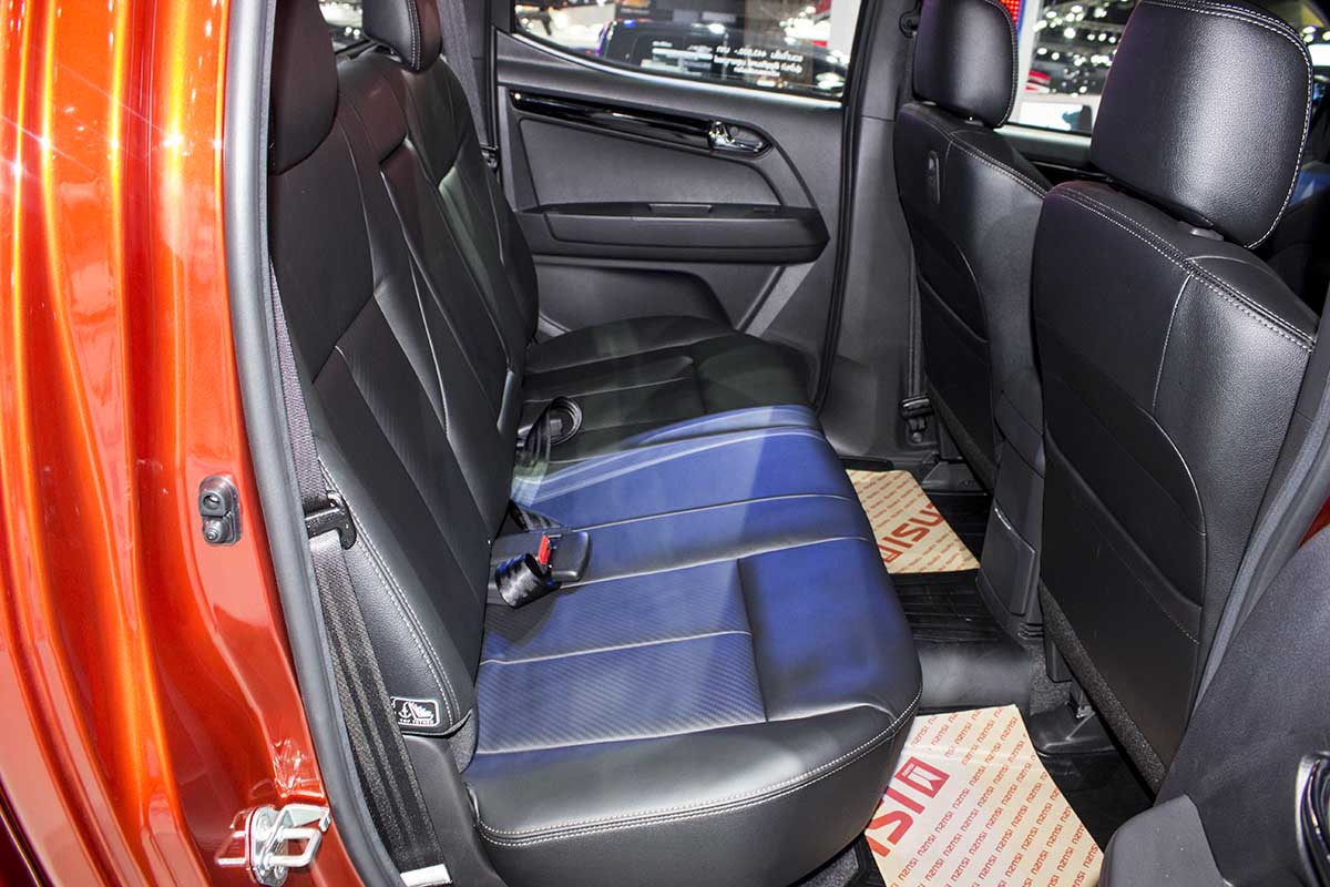 khoang hành khách Isuzu D-Max V-Cross Limited 2016