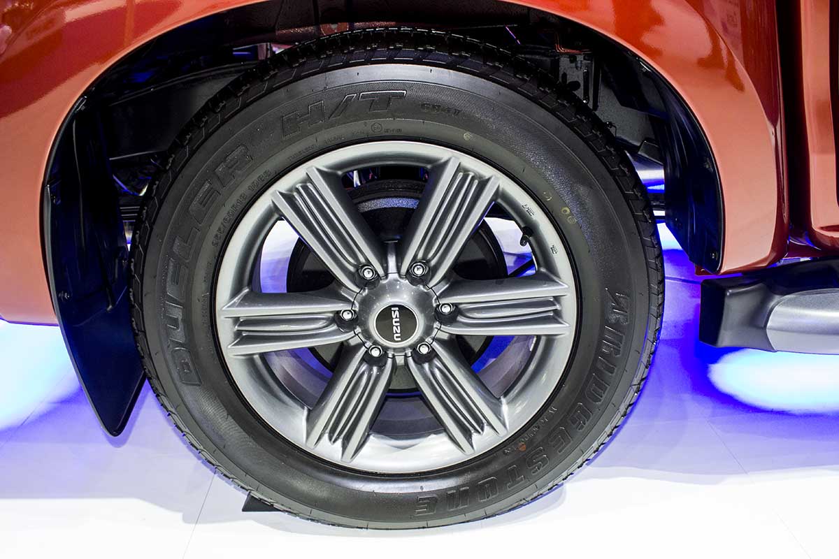 bánh xe Isuzu D-Max V-Cross Limited 2016