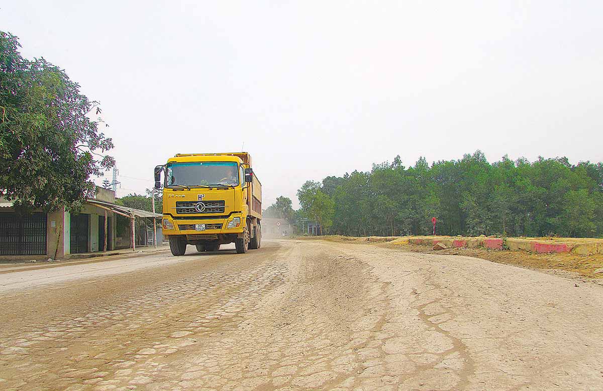 Lo ngại từ việc tăng phí quốc lộ 5 từ ngày 01-04-2016 ảnh minh họa hình ảnh xe tải cày xới mặt đường