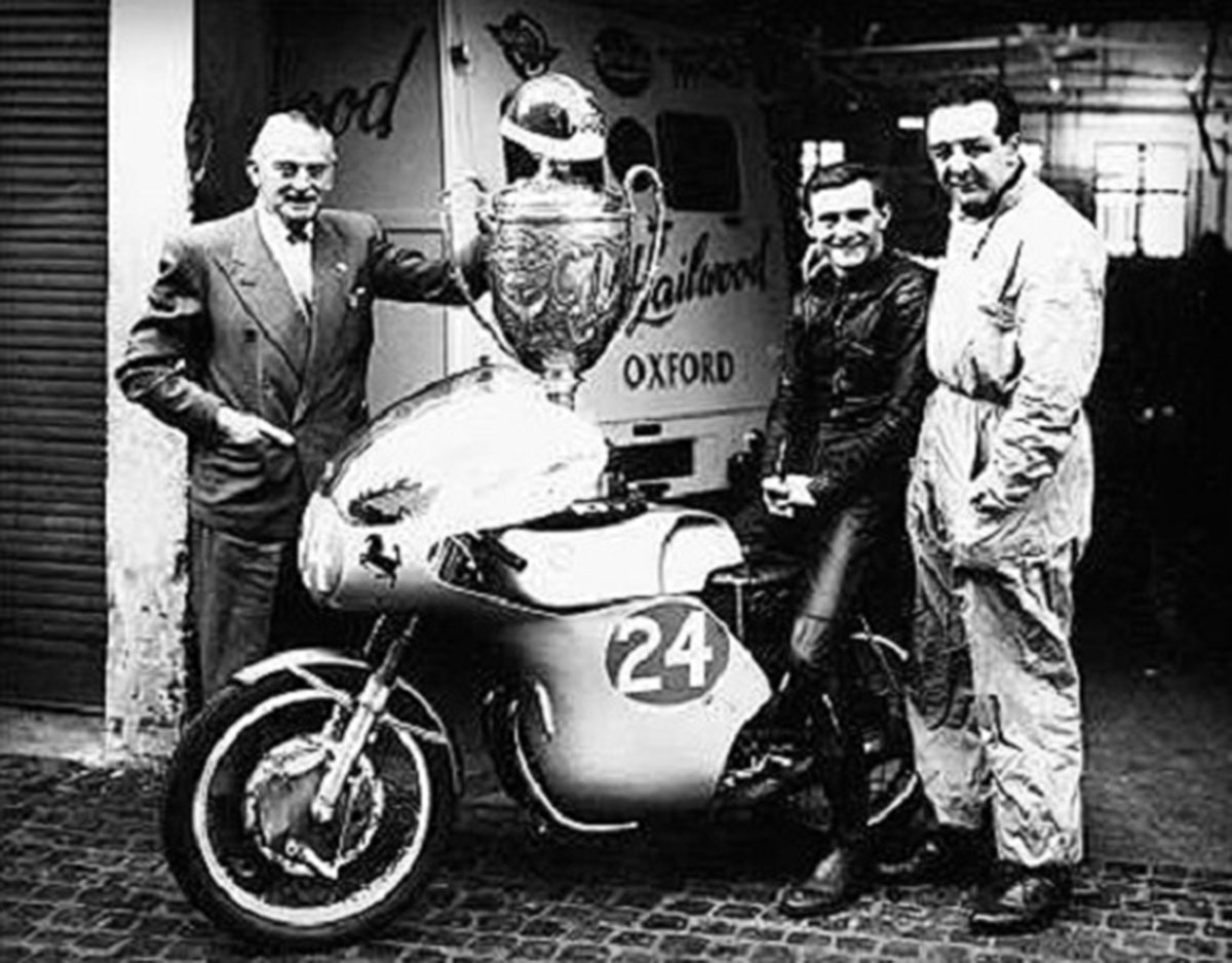 chiếc xe 250 phân khối sử dụng hệ thống điều khiển Desmodronic