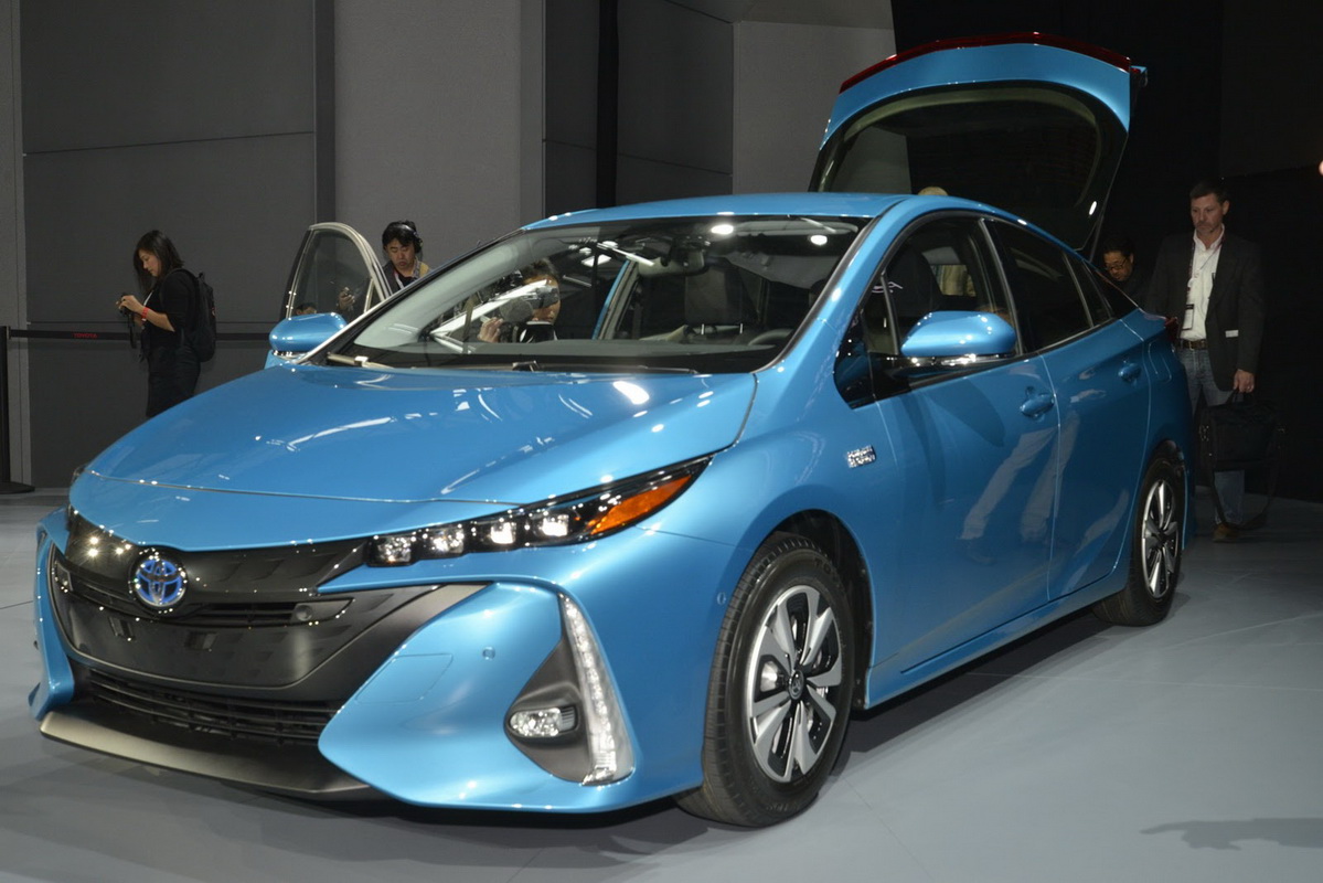 mặt trước toyota prius prime mới ra mắt