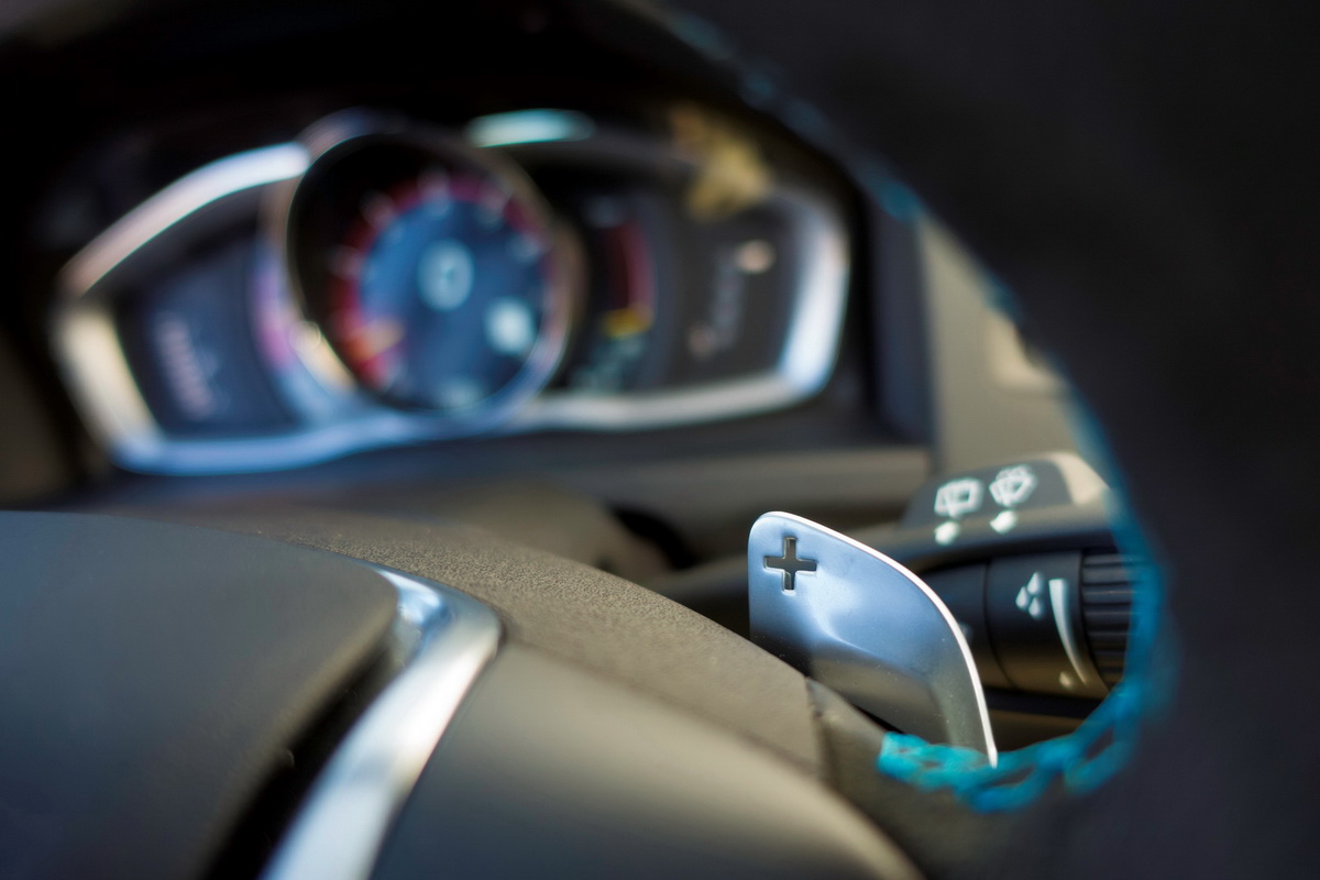 vô lăng tích hợp lấy chuyển số Volvo S60 và V60 phiên bản Polestar 2017