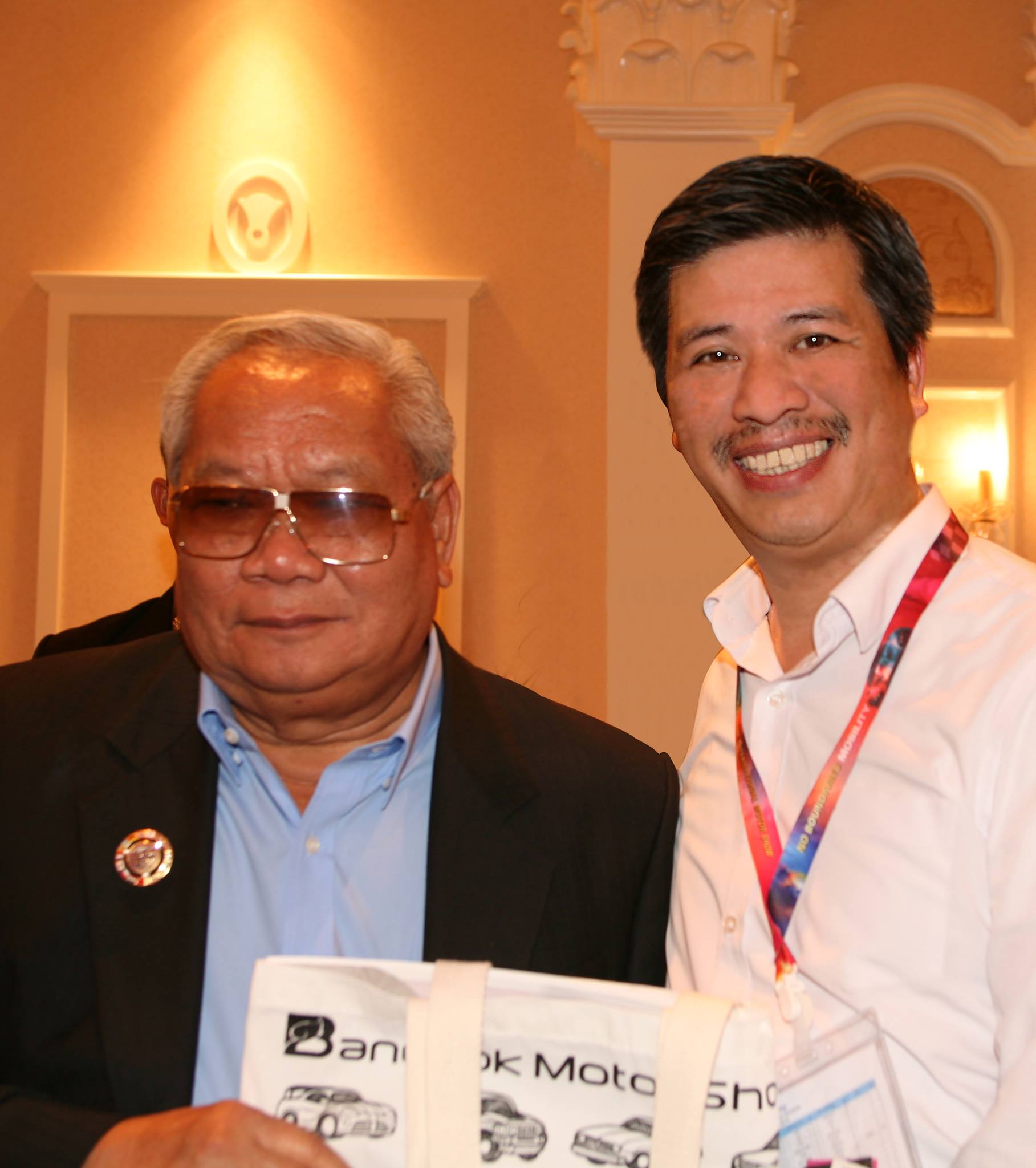 tiến sĩ Prachin Eamlumnow - nhà sáng lập triển lãm Bangkok Motor Show 2016 tiến sĩ Prachin Eamlumnow cùng phóng viên Autovina