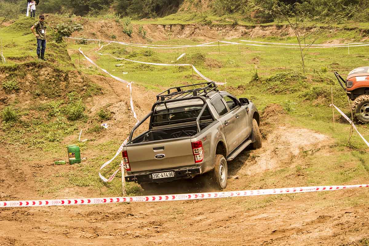 hình ảnh từ đằng sau của xe đang thi trong sinh nhật PVC lần thứ 3