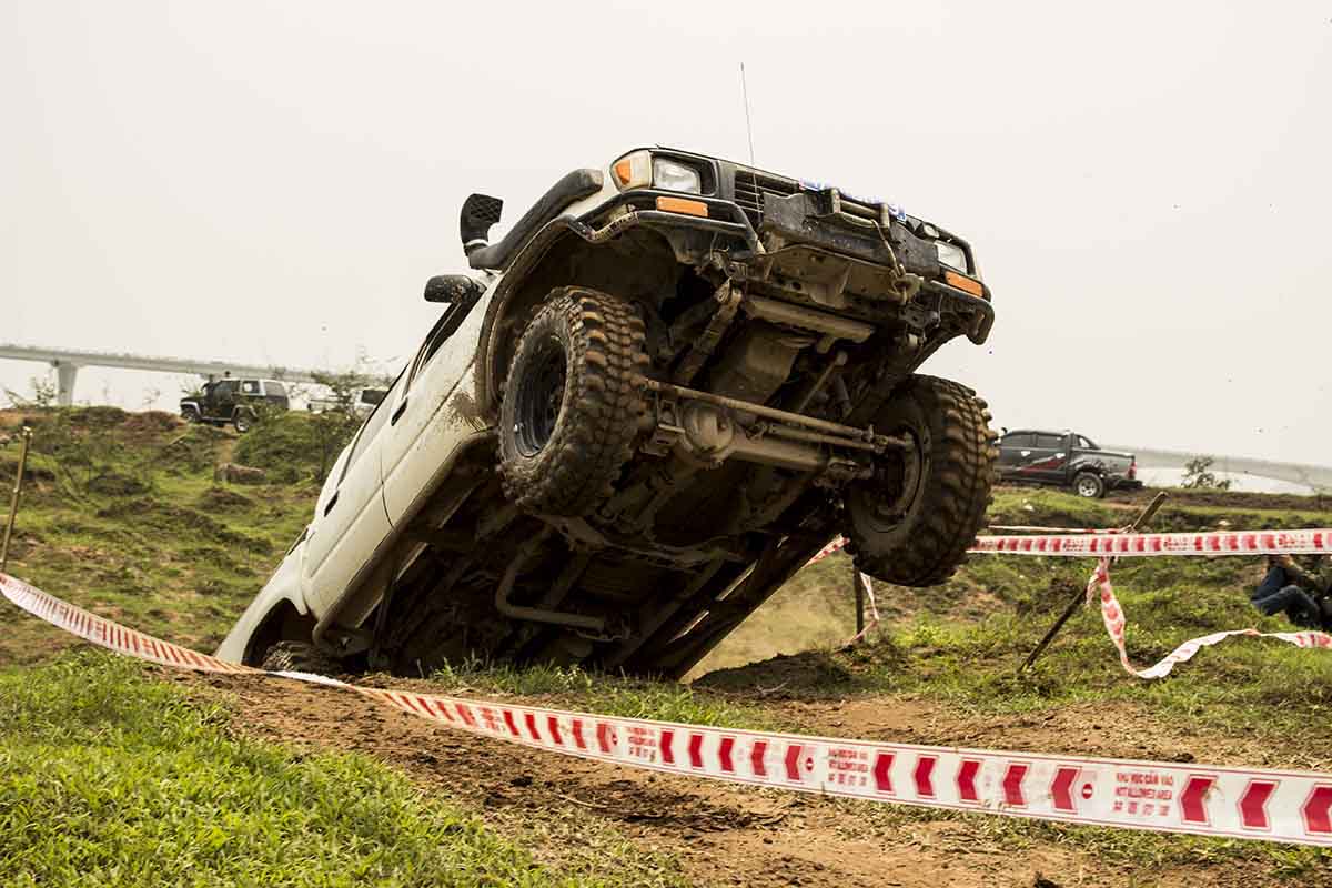 xe lao đầu lên dốc trong sinh nhật PVC lần thứ 3