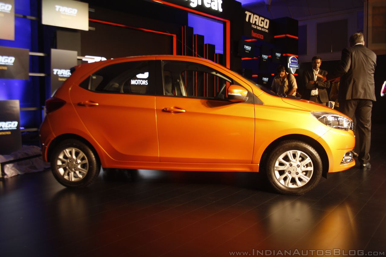 mặt ngang xe giá rẻ Tata Tiago của Ấn Độ