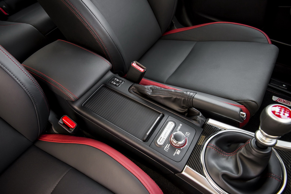 nội thất subaru WRX và WRX STI 2017 công bố giá bán