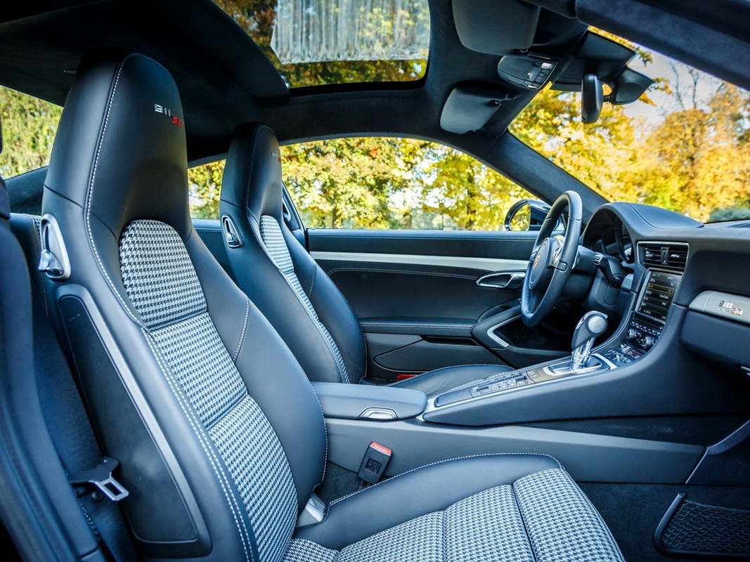 cảnh cabin Porsche 911 phiên bản kỷ niệm 50 năm