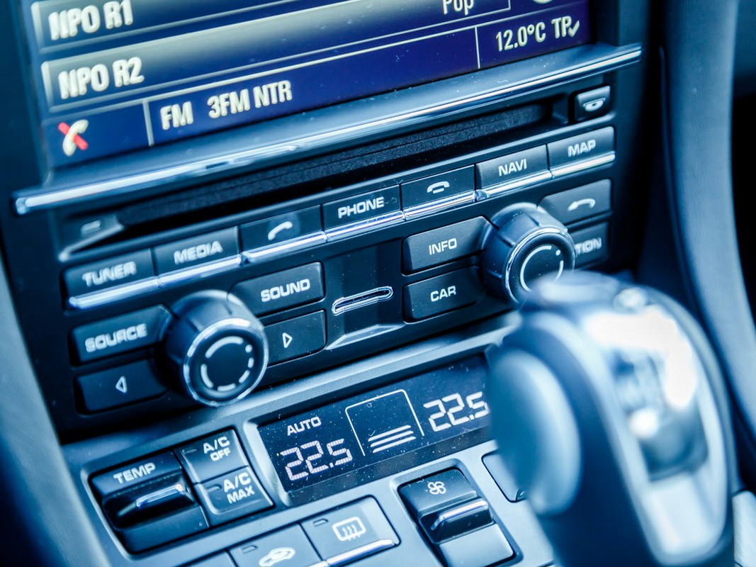 bảng điều khiển trung tâm Porsche 911 phiên bản kỷ niệm 50 năm