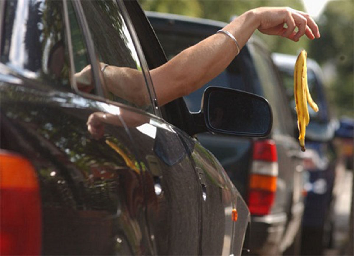 thói quen xấu của tài xế việt xả rác khi chạy xe