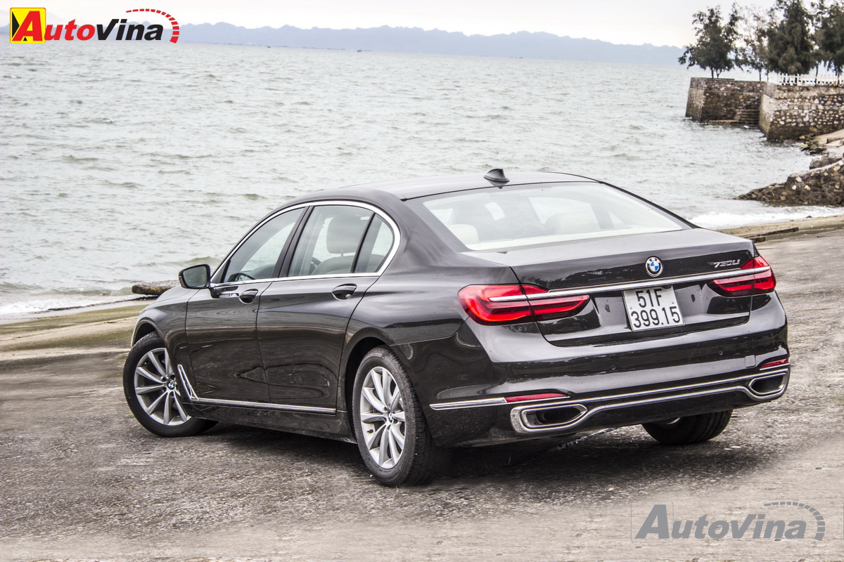 đèn sau đánh giá bmw 730Li 2016
