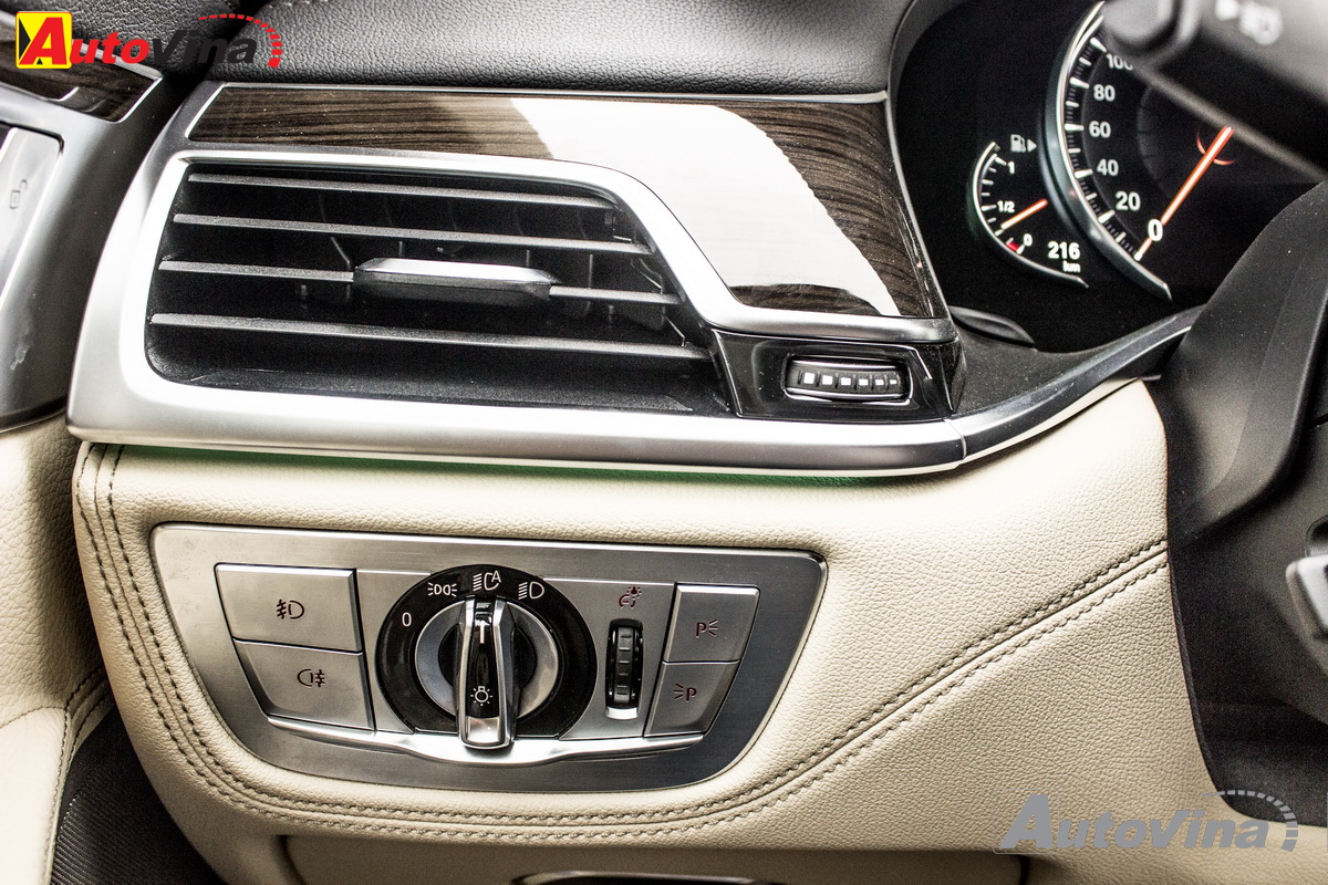 nút bấm đánh giá bmw 730Li 2016