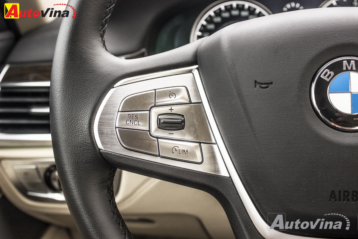 vô lăng trái đánh giá bmw 730Li 2016