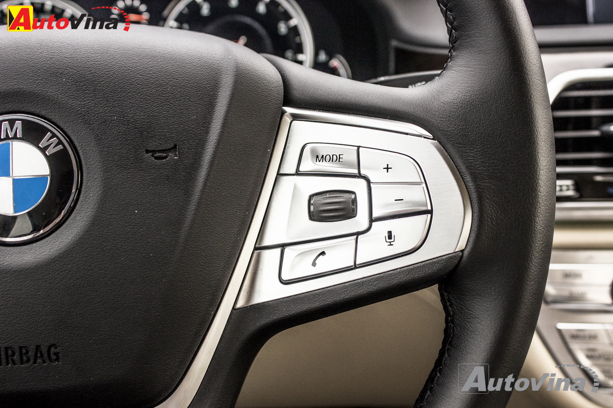 vô lăng phải đánh giá bmw 730Li 2016